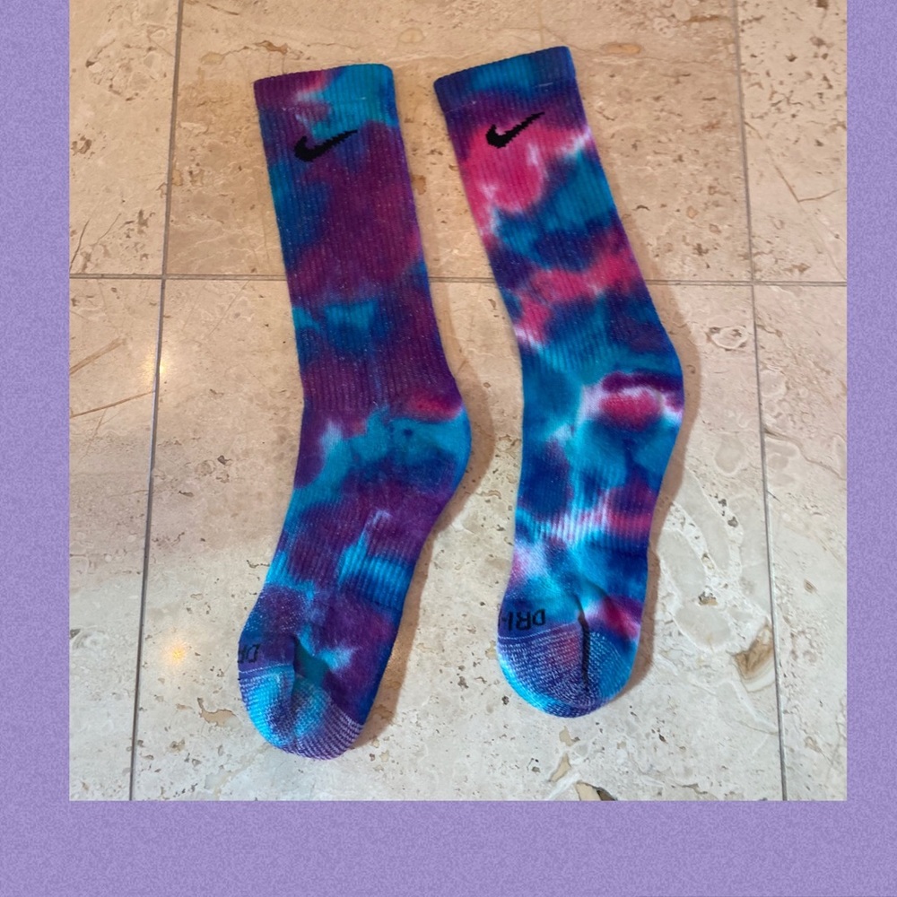 TIE DYE NIKE CREW SOCKS!